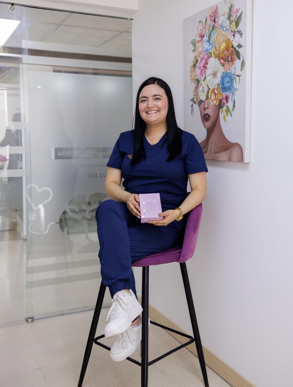 Viviana Quintero sentada en su consultorio